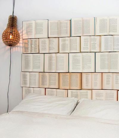 แผงหัวเตียงทำจากหนังสือ สำหรับผู้รักการอ่าน (photo : pinterest)