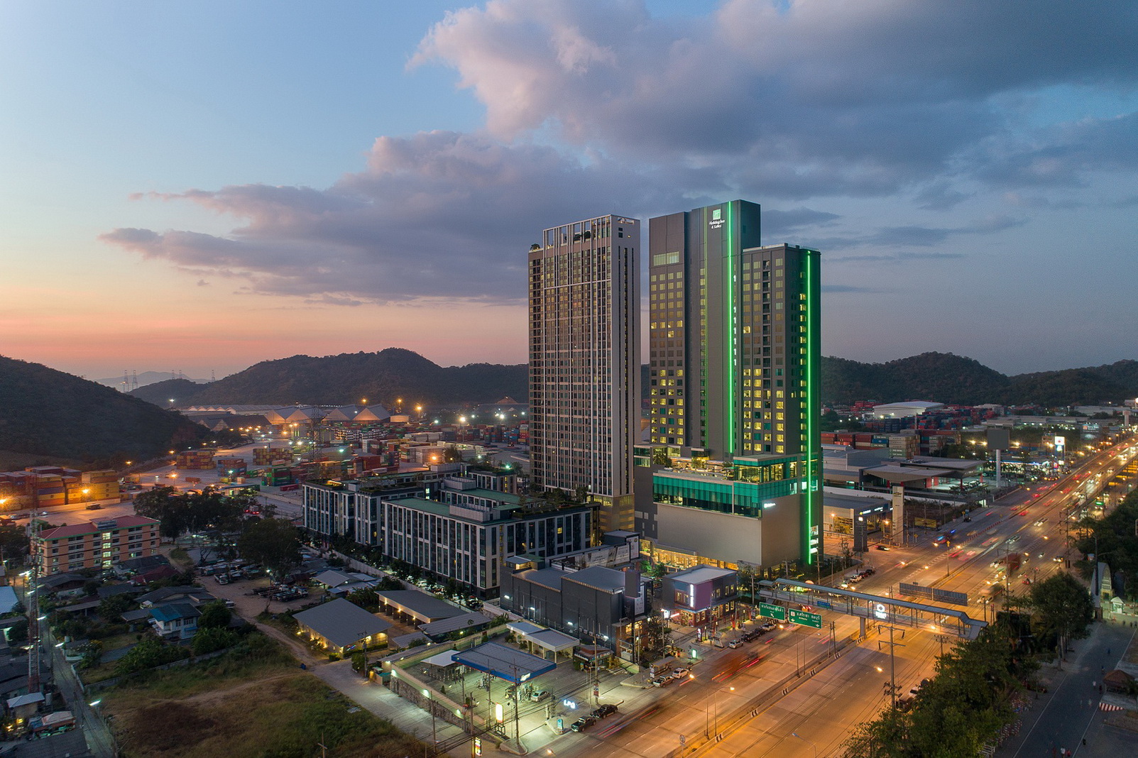 โรงแรมฮอลิเดย์ อินน์ แอนด์ สวีทส์ ศรีราชา แหลมฉบัง